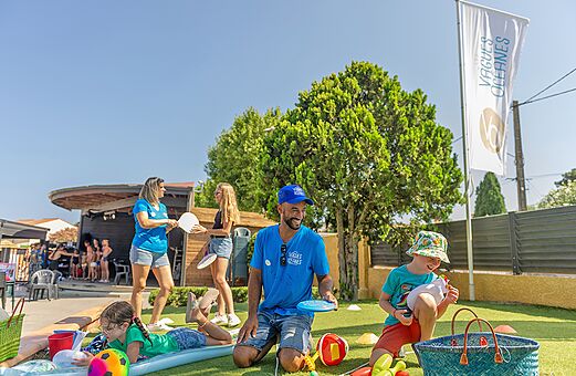 Animation und Kinderspiele auf Rasen auf dem Campingplatz VAGUES OCEANES Marinette