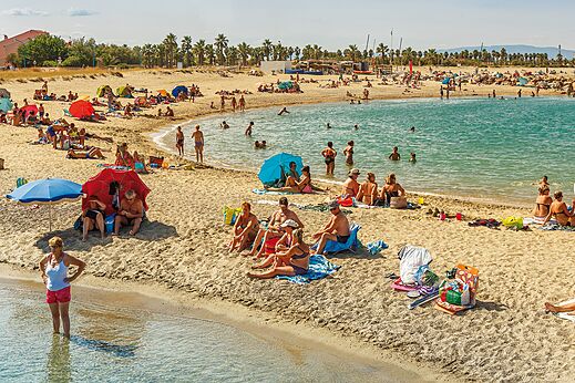 Belebter Sandstrand auf dem Campingplatz VAGUES OCEANES Marinette in Ste Marie La Mer (66).