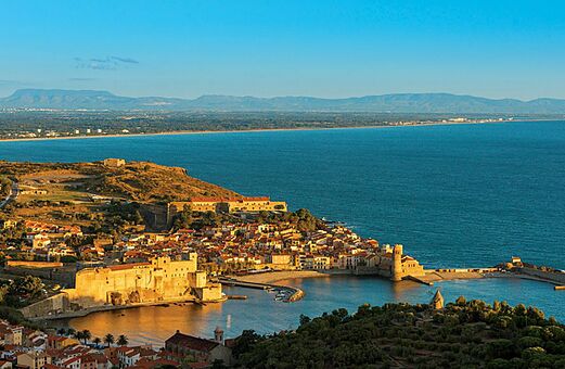 K�stenort Collioure, sein Hafen und K�nigsschloss am Mittelmeer.
