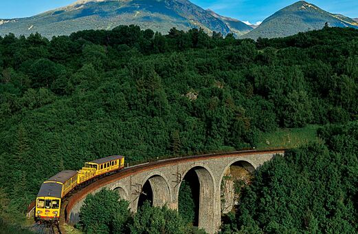Gelber Zug �ber Steinviadukt in den Pyren�en, ein Ausflugsziel.