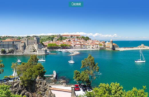 Collioure, sein Königsschloss, Hafen und Glockenturm am Meer.