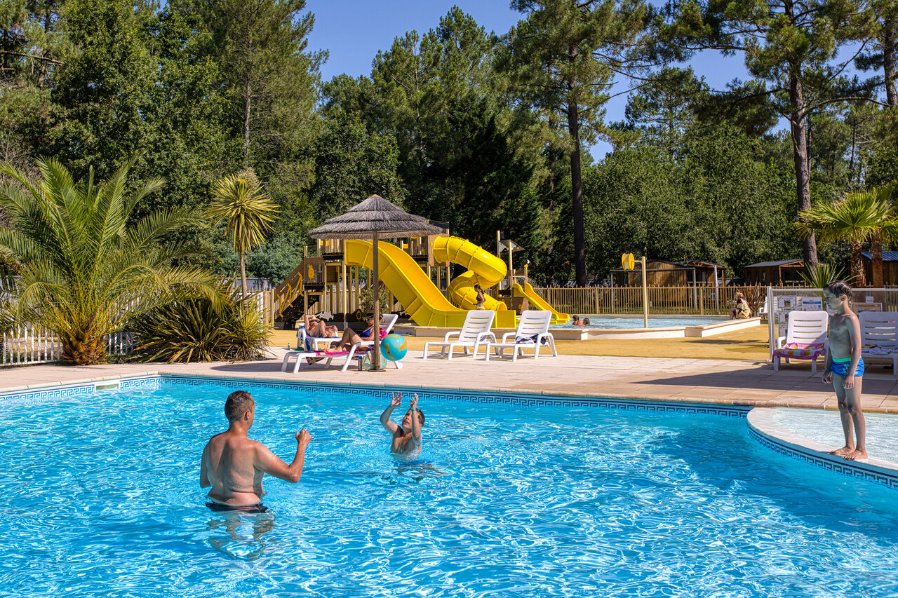 Outdoor swimming pool with water slides and games at CLICOCHIC M�doc Bleu campsite in Carcans (33).