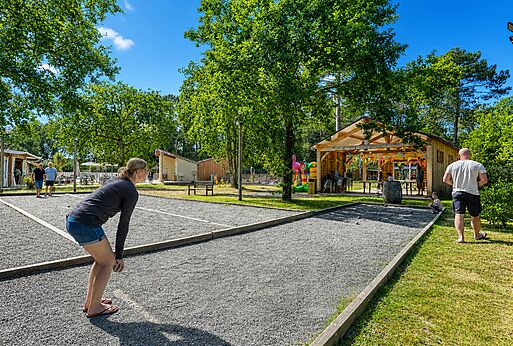 Bocciabahn und H�pfburg auf dem Campingplatz CLICOCHIC M�doc Bleu in Carcans (33).