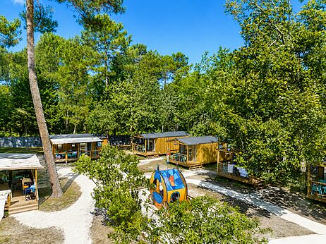 Mobilheime und Kinderspielplatz auf dem Campingplatz CLICOCHIC M�doc Bleu in Carcans (33).