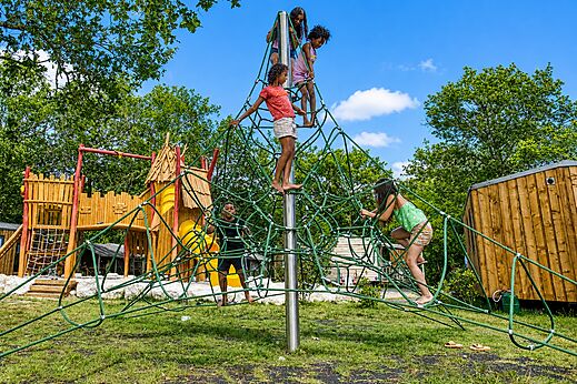Kinder spielen auf Kletternetzstruktur auf dem Campingplatz CLICOCHIC M�doc Bleu.