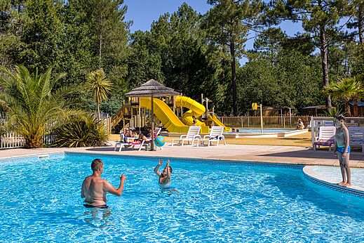 Außenpool, Rutschen und Wasserspiele im CLICOCHIC Médoc Bleu Carcans (33).