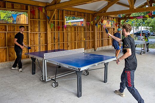 Spielbereich mit Tischtennis auf dem Campingplatz CLICOCHIC Médoc Bleu in Carcans.