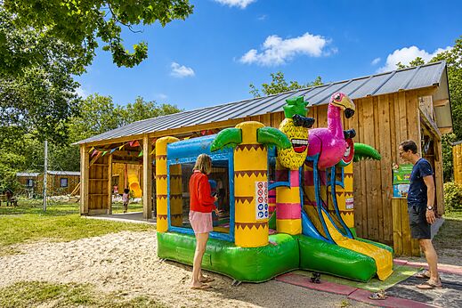 Aufblasbare Spielanlage mit Rutsche am Campingplatz CLICOCHIC Médoc Bleu in Carcans (33).
