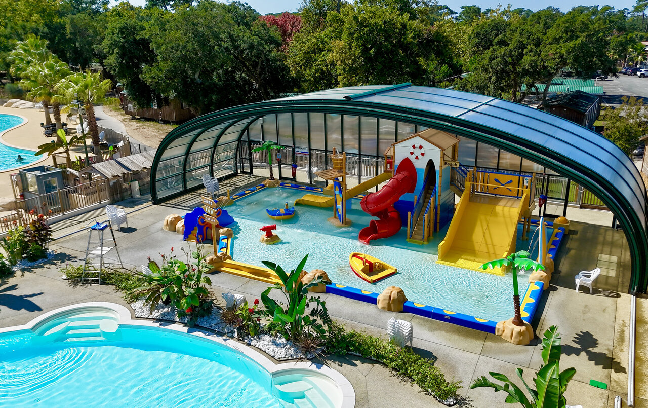Covered water park with slides and water games at CAPFUN Mer campsite in Labenne-Oc�an (40).