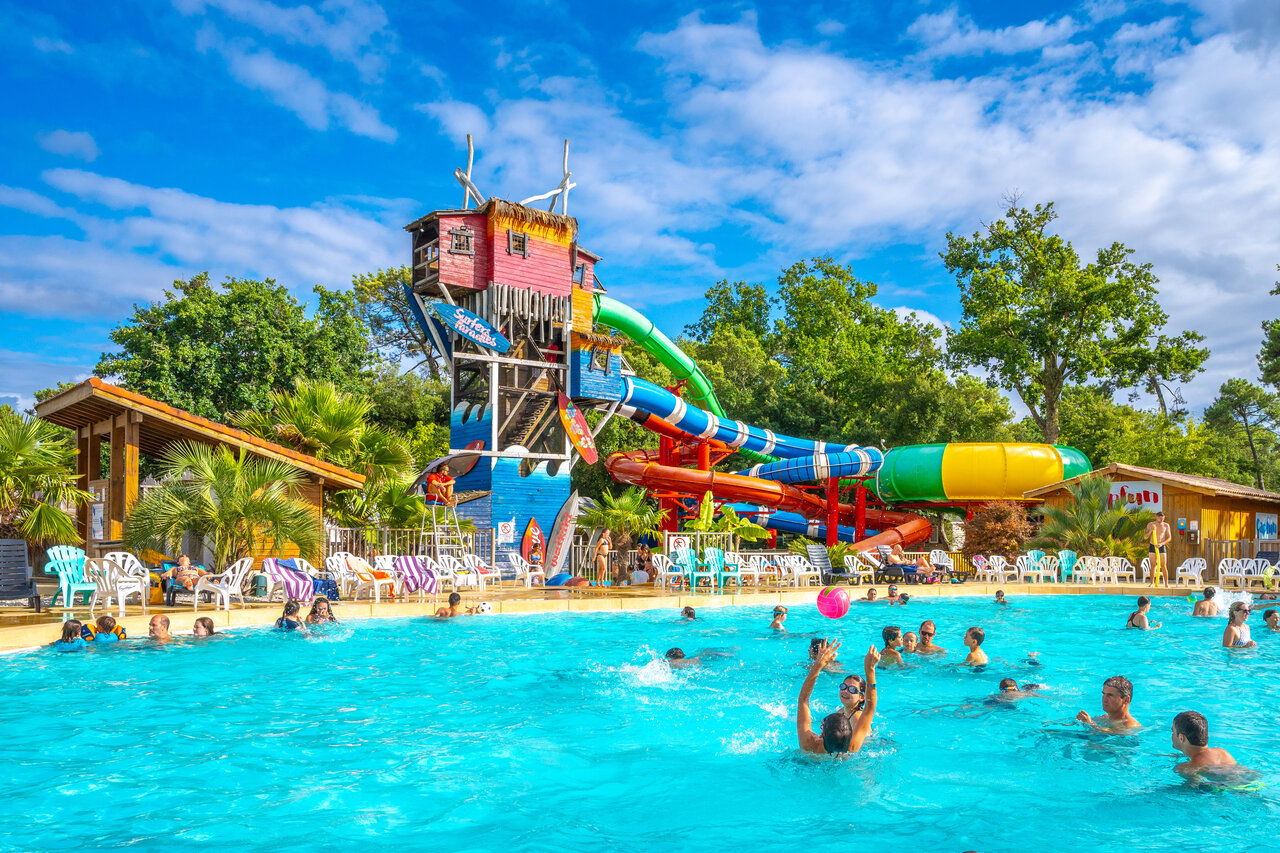 Lively outdoor pool, water slides at CAPFUN Mer campsite, Labenne-Oc�an (40).