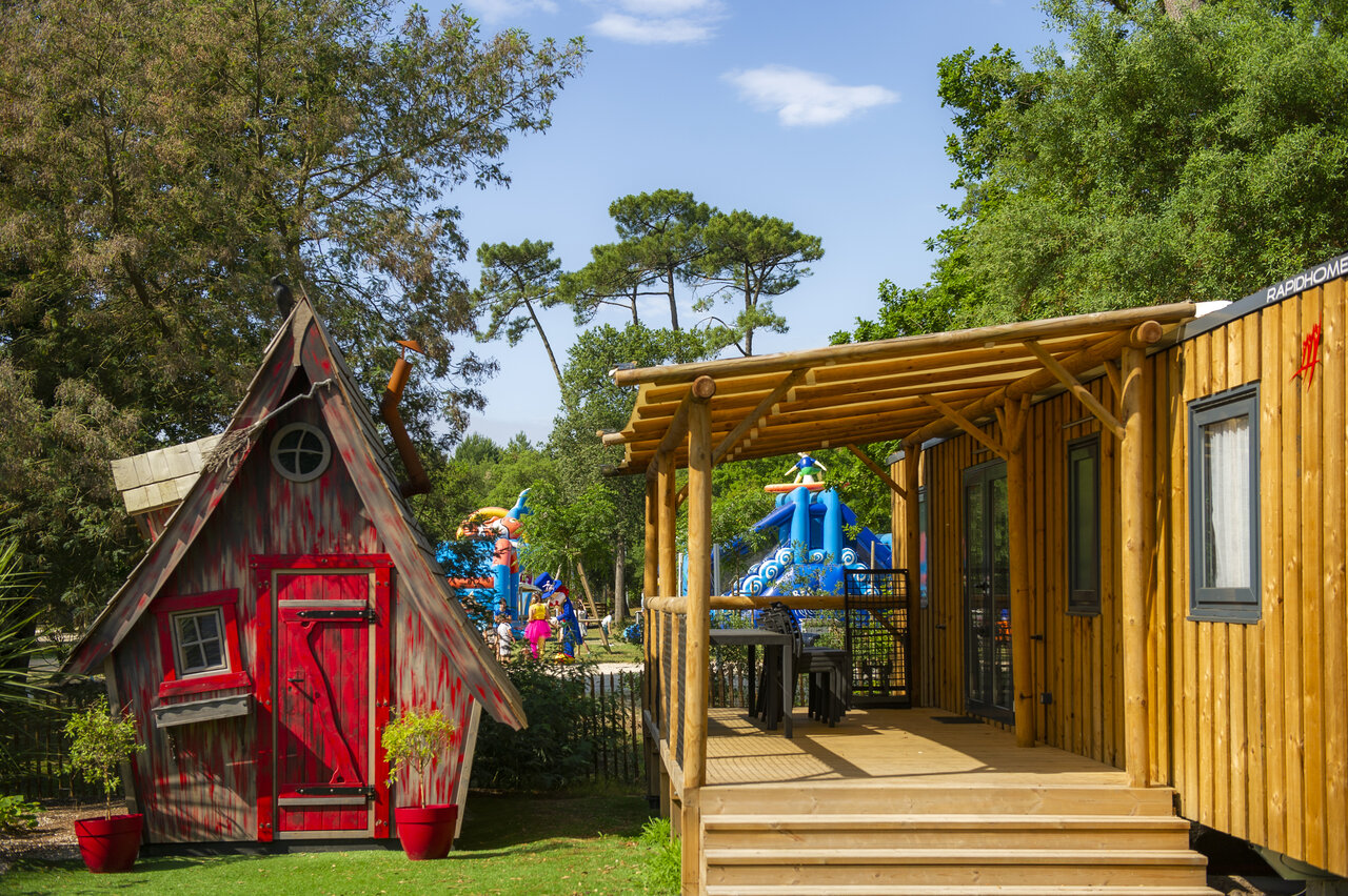 Mobile home, terrace, and inflatable play structures at CAPFUN Mer Labenne-Oc�an (40).