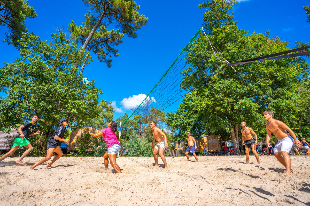 Beach volleyball game on sand with friends at CAPFUN Mer campsite in Labenne-Oc�an (40).