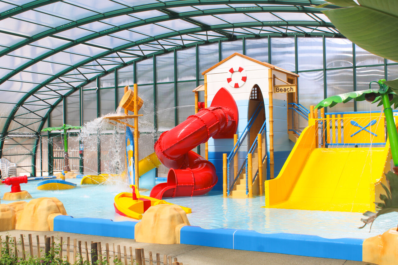 Swimming pool with slides and water games at CAPFUN Mer campsite in Labenne-Oc�an (40).