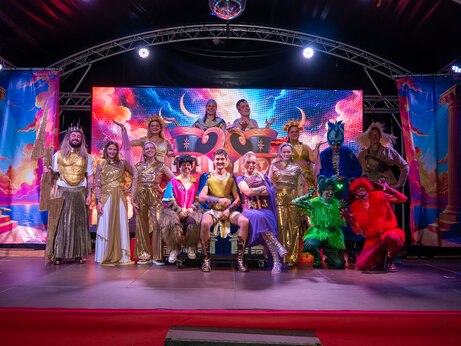 Kostümierte Animateure auf der Bühne für eine Show auf dem Campingplatz CAPFUN Mer in Labenne-Océan (40).