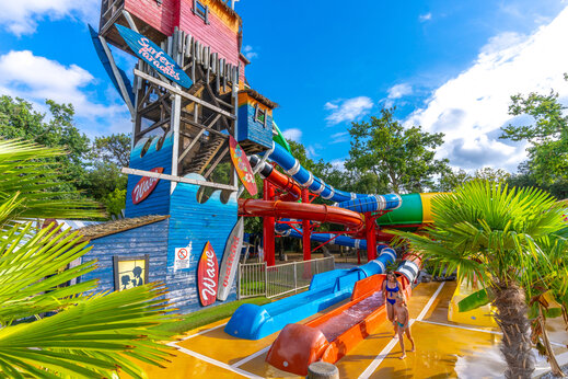 Bunte Wasserrutschen und Spielstruktur auf dem Campingplatz CAPFUN Mer in Labenne-Océan (40).