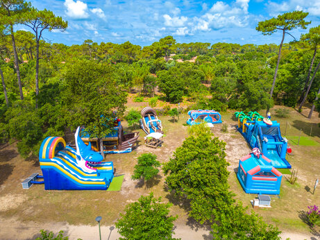 Aufblasbare Strukturen und Rutschen für Kinder auf dem Campingplatz CAPFUN Mer in Labenne-Océan (40).