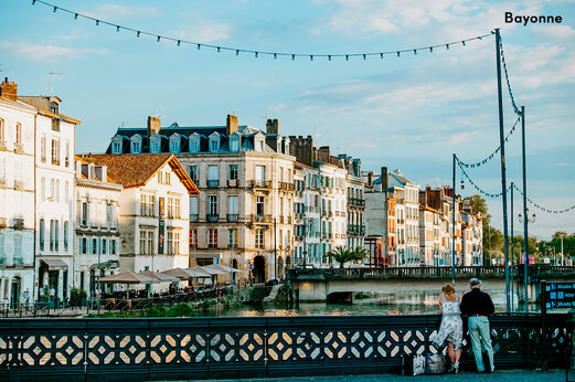 Farbige Fassaden entlang der Nive in Bayonne, Stadt in der Nähe des Campingplatzes.