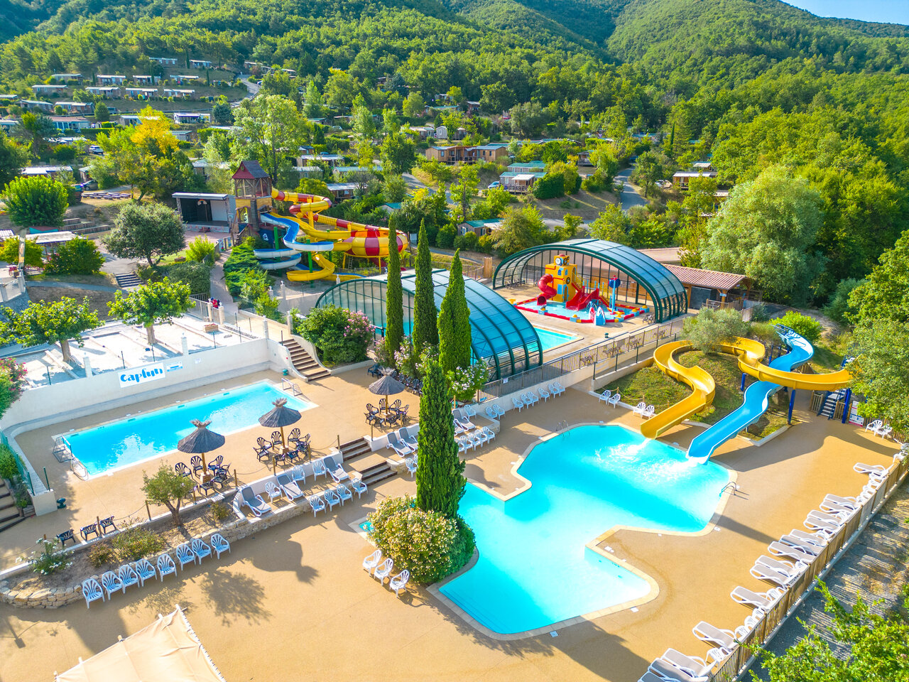 Waterpark met zwembaden, glijbanen en waterspellen op camping CAPFUN Merle Roux in Baix (07).