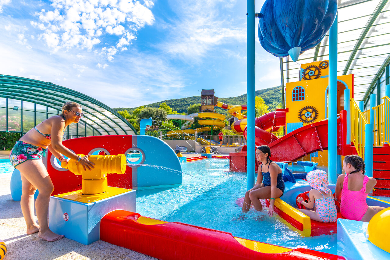 Waterpark, glijbanen en waterspellen op camping CAPFUN Merle Roux in Baix (07).