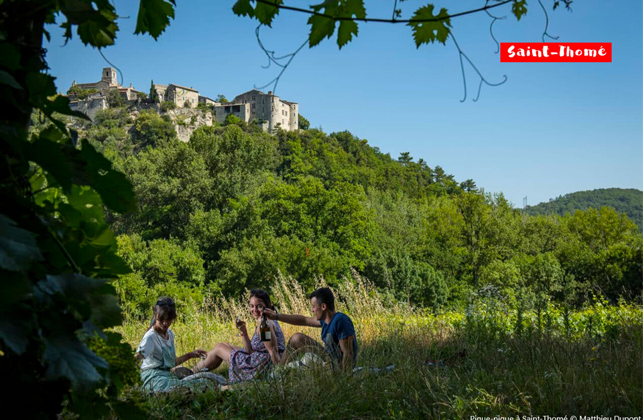 Middeleeuws dorp Saint-Thom� op heuvel, bezienswaardigheid in de Ard�che.