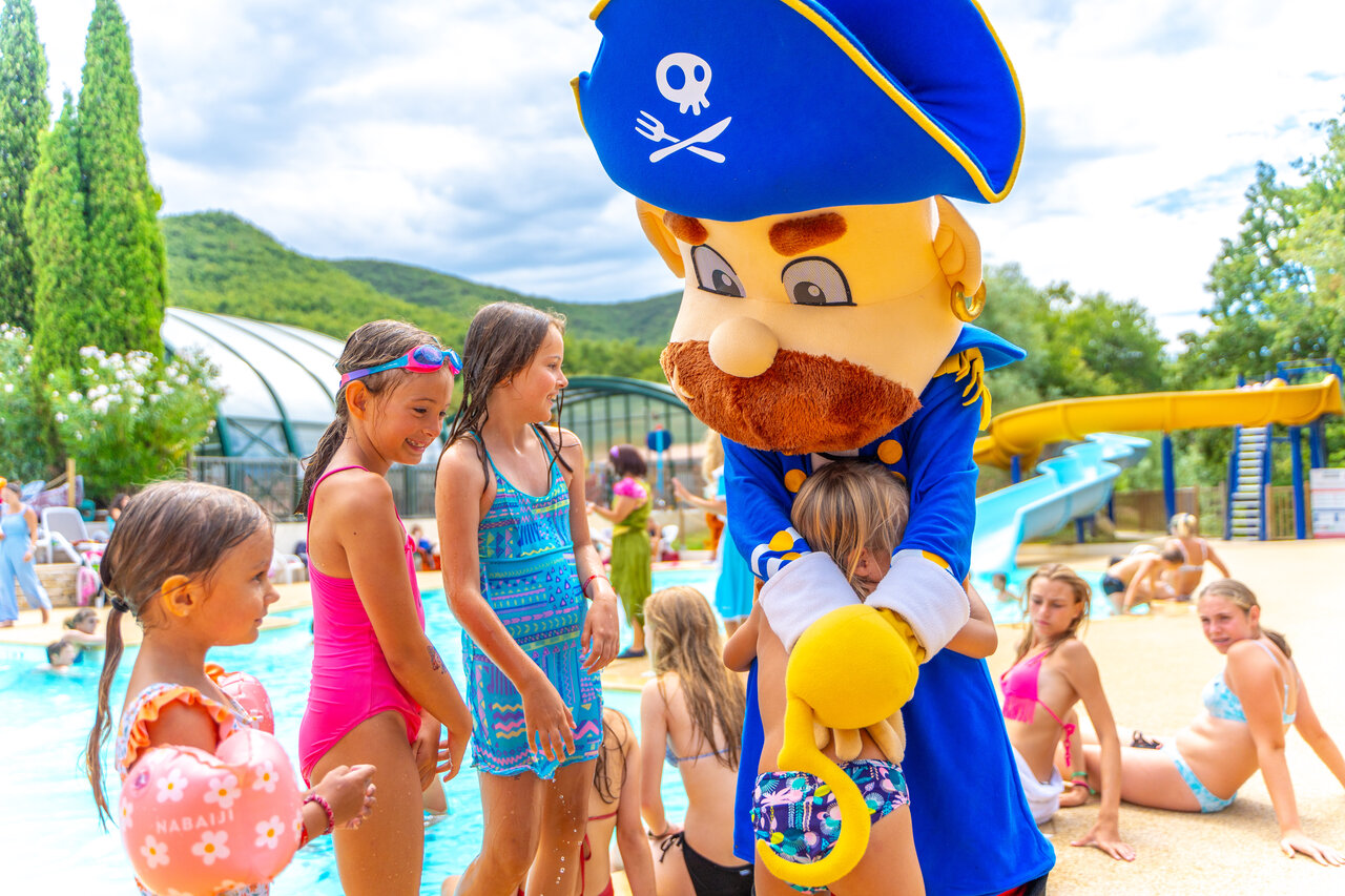 Piraat mascotte, kinderen, zwembad op camping CAPFUN Merle Roux in Baix (07).