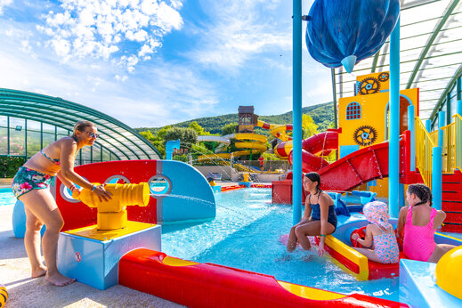 Spielerischer Wasserbereich mit Wasserspielen auf dem Camping CAPFUN Merle Roux (07).