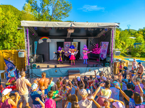 Animationsshow mit Maskottchen und Kindern am CAPFUN Merle Roux Campingplatz in Baix (07).