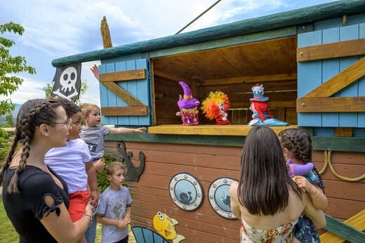 Puppentheater für Kinder auf dem Campingplatz CAPFUN Merle Roux in Baix (07).