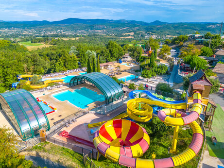 Riesenwasserrutschen und überdachte/Außenpools auf dem Campingplatz CAPFUN Merle Roux in Baix (07).