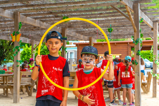 Lächelnde Kinder bei Mini Club Animation auf dem Campingplatz CAPFUN Merle Roux in Baix (07).