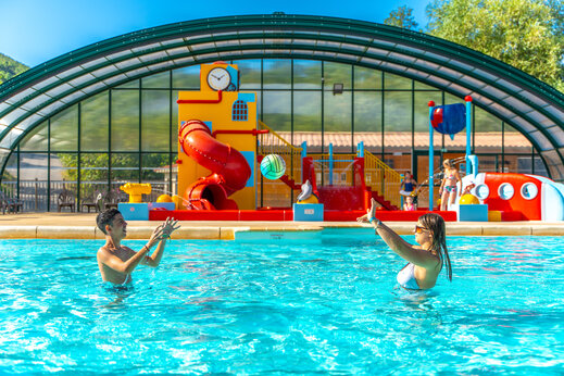 Schwimmbad, Wasserspiele und große Rutsche auf dem Campingplatz CAPFUN Merle Roux in Baix (07).