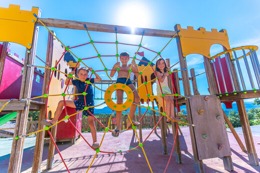Spielplatz mit Kletternetz am Campingplatz CAPFUN Merle Roux in Baix (07).