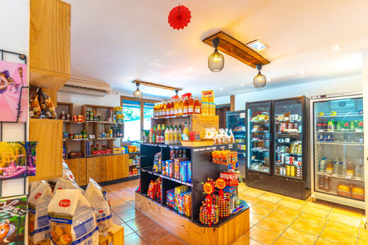 Gut sortierter Supermarkt mit frischen Produkten und Getränken auf dem Campingplatz CAPFUN Merle Roux in Baix (07).