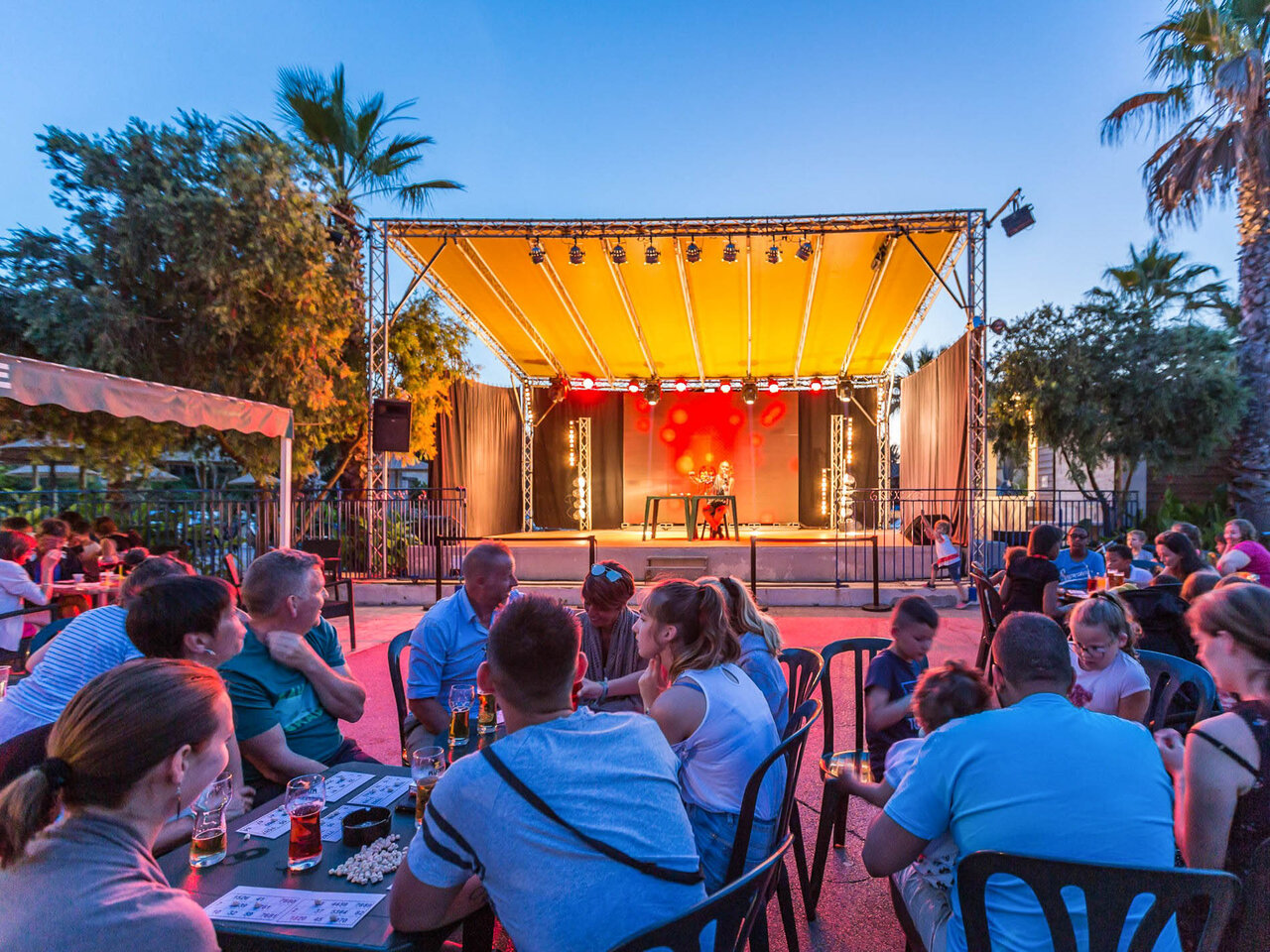 Abendliche Animationsshow auf Campingplatz CAPFUN Mer et Soleil in Cap d'Agde.