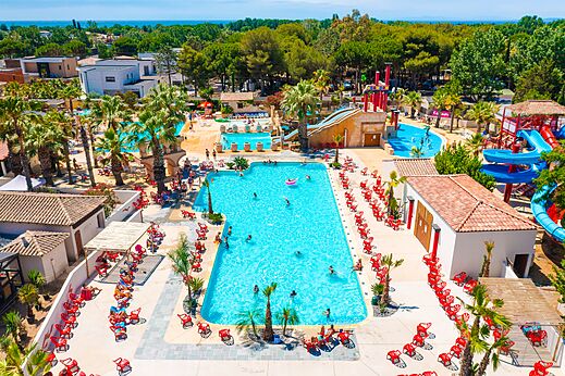 Large aquatic park with pools, water slides and sun loungers at CAPFUN Mer et Soleil campsite in Cap d'Agde (34).