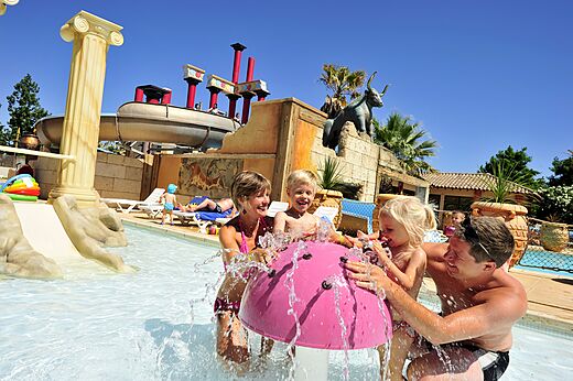 Famille s'amusant piscine jeux d'eau au camping CAPFUN Mer et Soleil � Cap d'Agde.