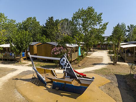 Aire de jeux bateau pirate avec toboggan au camping CAPFUN Mer et Soleil � Cap d'Agde (34).