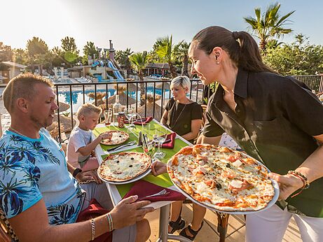 Famille d�gustant pizzas au restaurant du camping CAPFUN Mer et Soleil, Cap d'Agde.