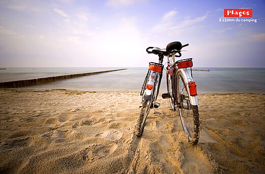 Deux v�los sur une plage de sable fin, pr�s de la mer, au camping CAPFUN Mer et Soleil � Cap d'Agde (34).