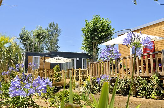 Mobil-homes modernes avec terrasses en bois et parasols au camping CAPFUN Mer et Soleil � Cap d'Agde (34).