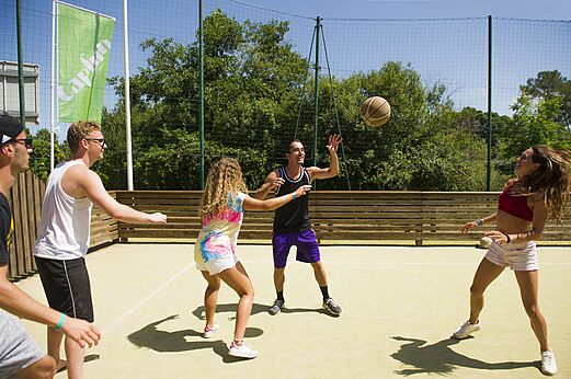 Partie de basketball sur terrain multisport au camping CAPFUN Mer et Soleil.