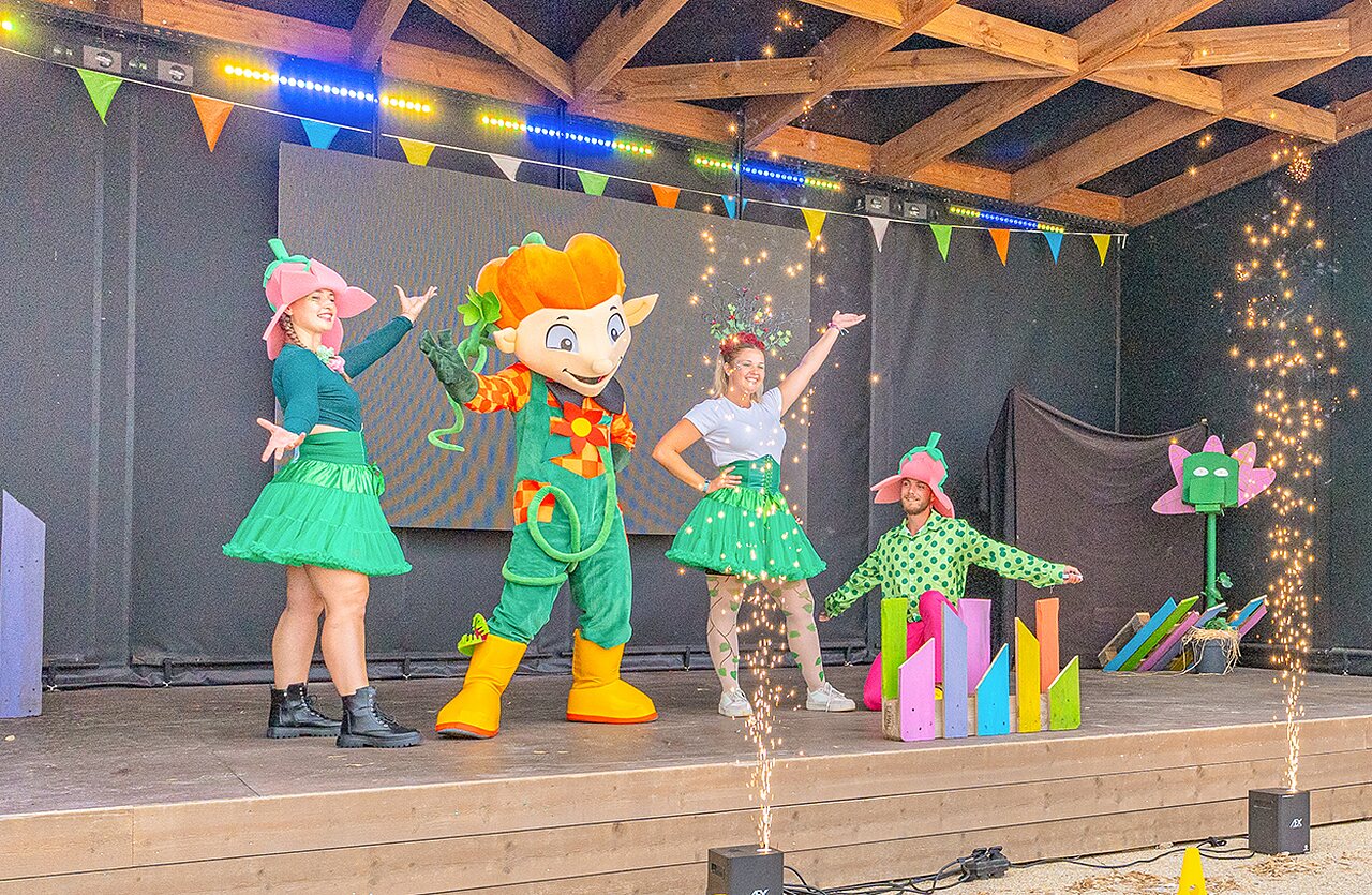 Animationsshow mit Maskottchen und K�nstlern auf dem Campingplatz VAGUES OCEANES Micheli�re in Givrand.