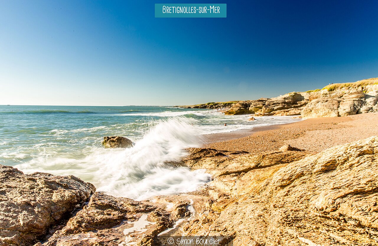 Felsstrand und Wellen in Br�tignolles-sur-Mer, Vend�e, sehenswerter Ort.