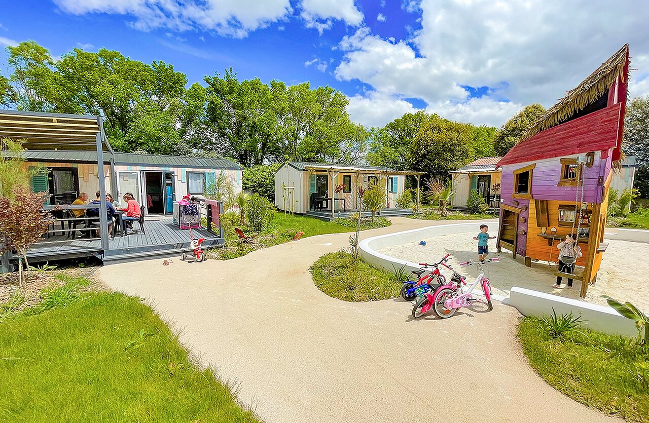 Mobilheime und Kinderspiele auf dem Campingplatz VAGUES OCEANES Micheli�re in Givrand (85).