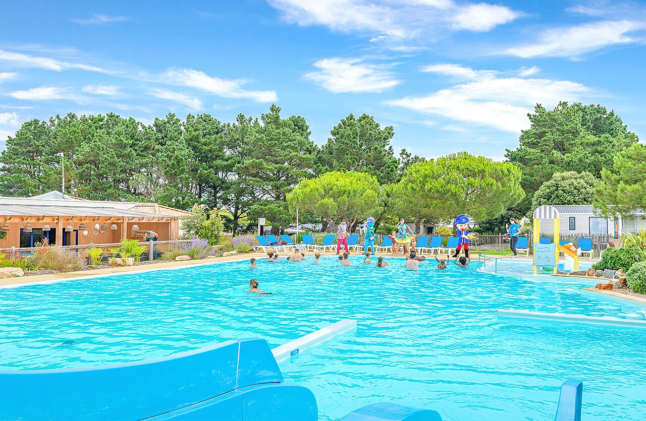 Belebtes Au�enbecken mit Rutsche und Wasserspielen auf dem Campingplatz VAGUES OCEANES Micheli�re in Givrand (85).
