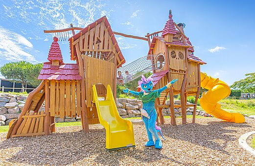 Aire de jeux en bois, toboggans, mascotte au camping VAGUES OCEANES Micheli�re (85).