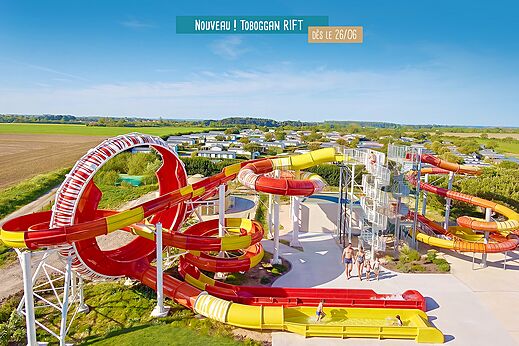 Neue riesige Wasserrutschen Rift auf dem Campingplatz VAGUES OCEANES Michelière in Givrand (85).