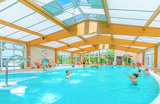 Beheiztes Hallenbad mit Wasserspielen auf Campingplatz VAGUES OCEANES Michelière Givrand (85).