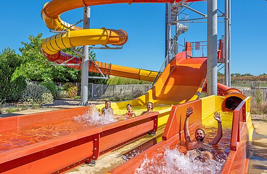 Bunte Wasserrutschen mit Urlaubern auf Camping VAGUES OCEANES Michelière in Givrand (85).