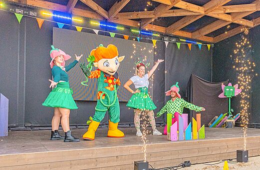 Show mit Maskottchen und Animateuren auf der Bühne auf dem Campingplatz VAGUES OCEANES Michelière in Givrand (85).